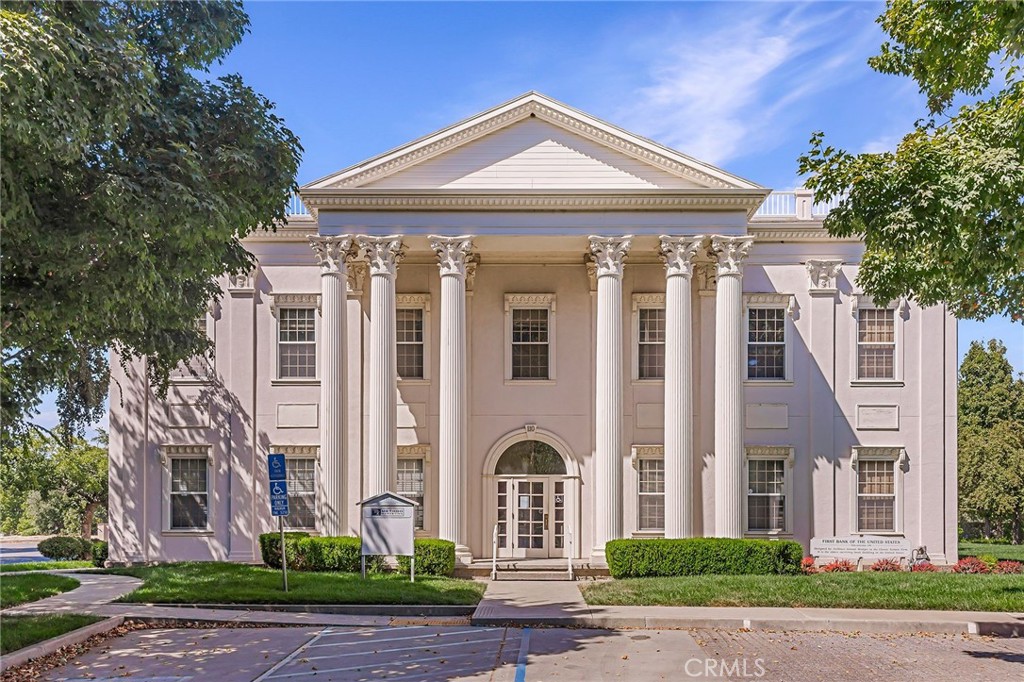 Great location in Philadelphia Square with easy access from Hwy 99 and ample on site parking. Suite 202 includes multiple private offices, breakroom, open bullpen and restrooms. The adjacent suite may be available soon for an additional 1,660 SQ FT.