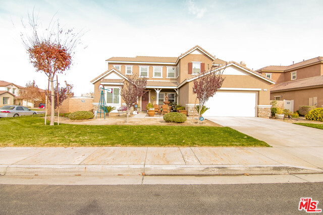 Just Listed in the newer development of Palmdale This 2007 DR HORTON 6 Bed & 4 Baths with 2 Bedrooms downstairs over 3,200 Sqft move in ready Home. The Master Bedroom is a must see. A Huge Kitchen with lots of cabinet space & Island. A good size Loft and 3 Car tandem garage with a good size back yard with a porch. Centrally located near shopping,dinning and High School Middle and Elementary. Wait to you the amazing view of our Local Mountains.