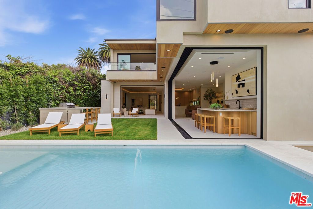 Photo of 517 N Edinburgh Avenue, Los Angeles, CA 90048 (MLS # 26643309)