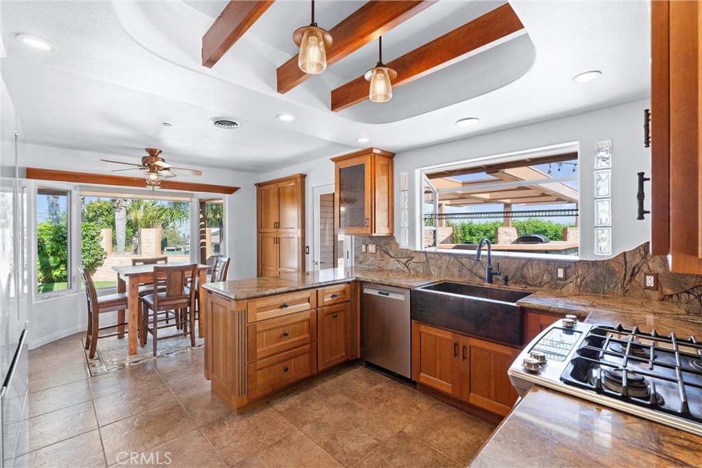 716 Avenida Columbo