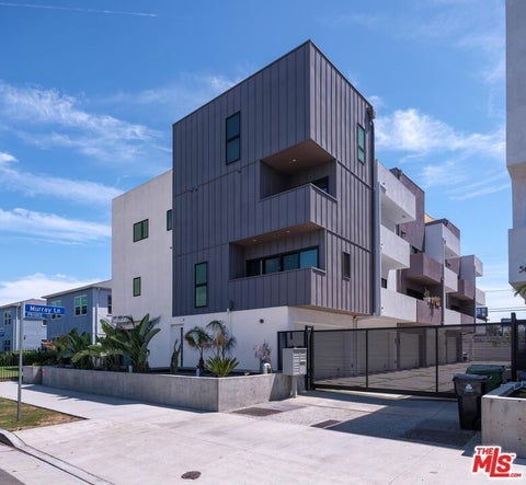 Photo of 5623 Murray Lane, Los Angeles, CA 90016 (MLS # 26102955)