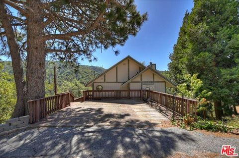 Photo of 267 Davos Court, Crestline, CA 92325 (MLS # 26829365)