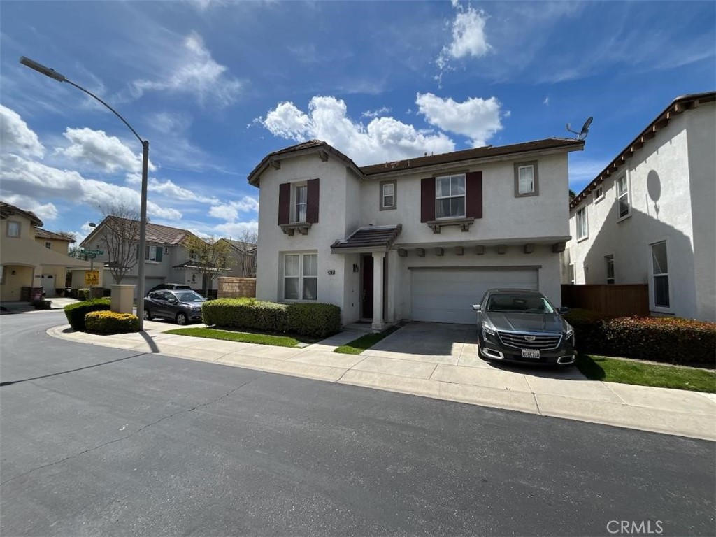 Excellent location for this end unit Single family residence in one of the nicest gated communities in Temecula. 3 beds and 2,5 bath. New floor downstairs. Upper floor with carpet Nice community pool. Close to schools, restaurants and FWY 15