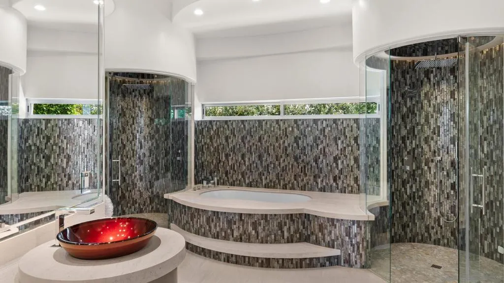 La Jolla, California 92037, United States, 5 Bedrooms Bedrooms, ,6 BathroomsBathrooms,Residential,Active,125658