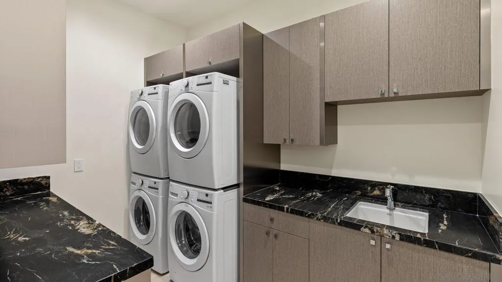 La Jolla, California 92037, United States, 5 Bedrooms Bedrooms, ,6 BathroomsBathrooms,Residential,Active,125658