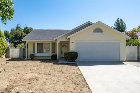 Photo of 31918 Gelding Rd, Castaic, CA 91384 (MLS # SR26073308)