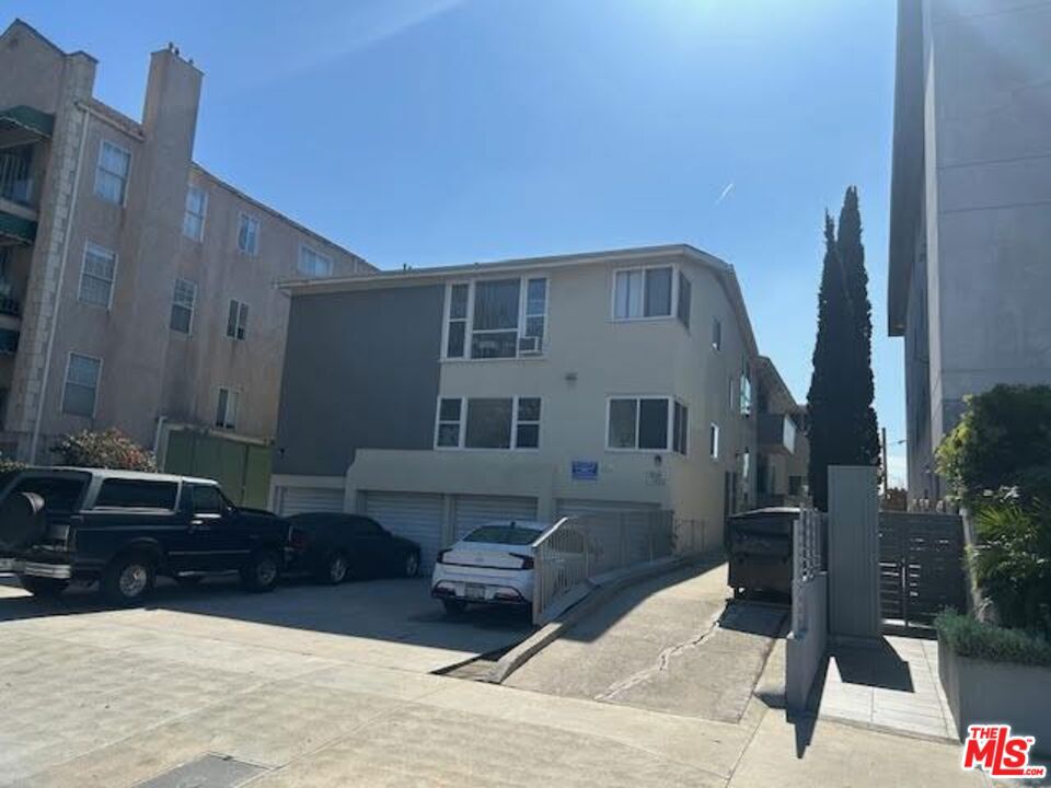 Welcome to 5820 W Olympic Blvd. Located in the Mid-City / Mid-Wilshire community. This light and bright 1 bedroom and 1 bathroom won't last long. Plenty of privacy and space. Give us a call today to schedule a tour of your next home. No pets, No smoking, Parking on street only Laundry room onsite. Call today!