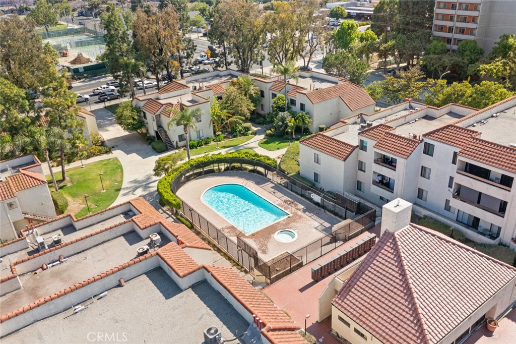 Amazing condominium in the hearth of Santa Ana. This beauty offers 2 bedrooms and 2 bathrooms.
2 parking spots. Single level unit.