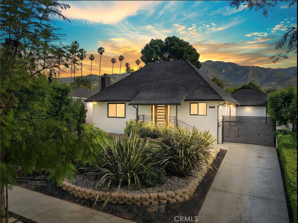 Photo of 1911 W Kenneth Rd, Glendale, CA 91201 (MLS # SR26053108)