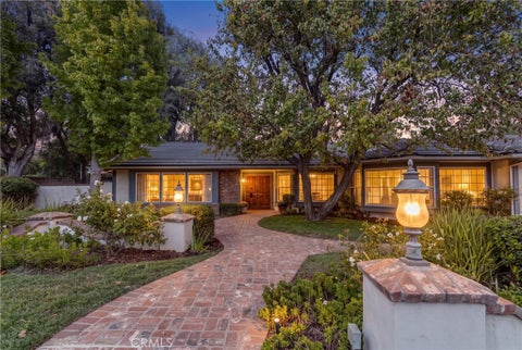 Photo of 22271 Craggy View ST, Chatsworth, CA 91311 (MLS # SR26222173)