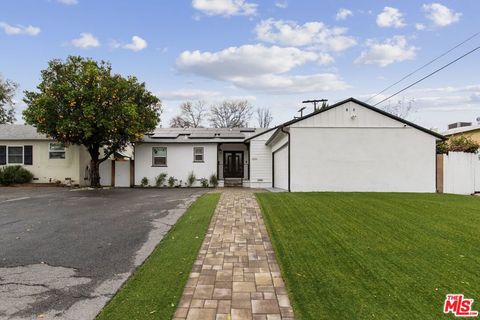 Photo of 6565 Randi Avenue, Woodland Hills, CA 91303 (MLS # 26677579)