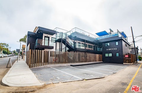 Photo of 14 Brooks Avenue #10, Venice, CA 90291 (MLS # 26102376)