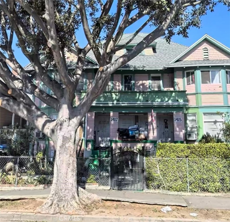 Beautiful 4 Unit Victorian nestled in Los Angles. Each unit consist of a spacious 1 bed room and 1 bath. 2 units are located on first floor and 2 units located upstairs. Property is conveniently located with in minutes to Staples Center and LA Convention Center, museums, boutiques, along with great dinning to name a few. Minuets to freeway.