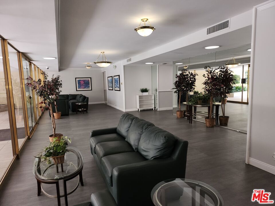 Properties 2 303 N Swall Drive