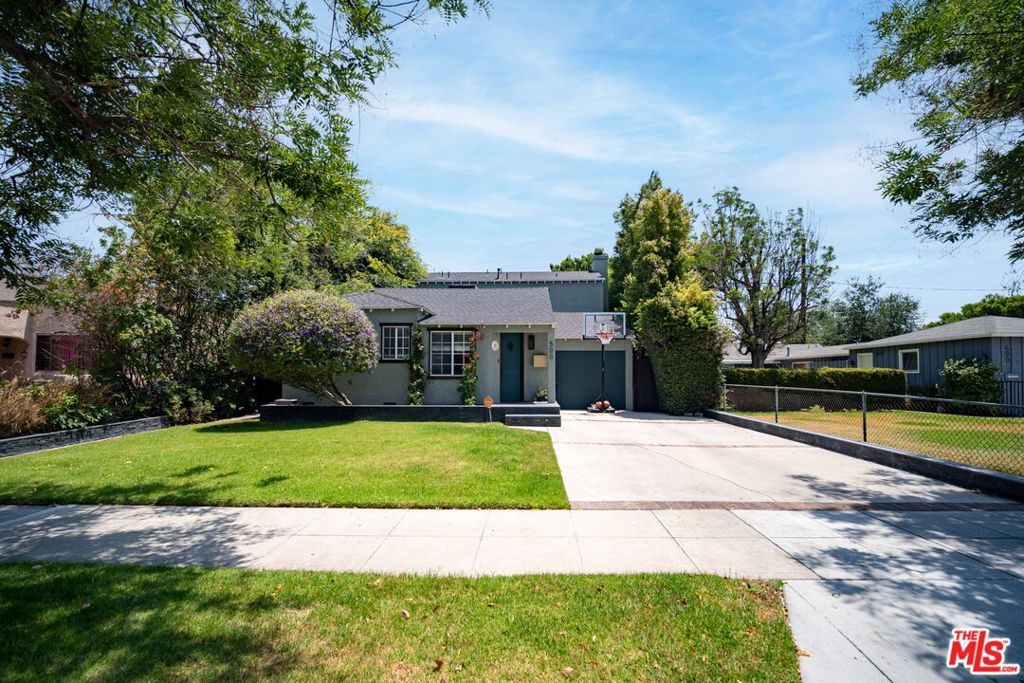 Photo of 500 N Lamer Street, Burbank, CA 91506 (MLS # 25617677)