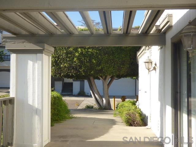 6761 Fashion Hills Blvd