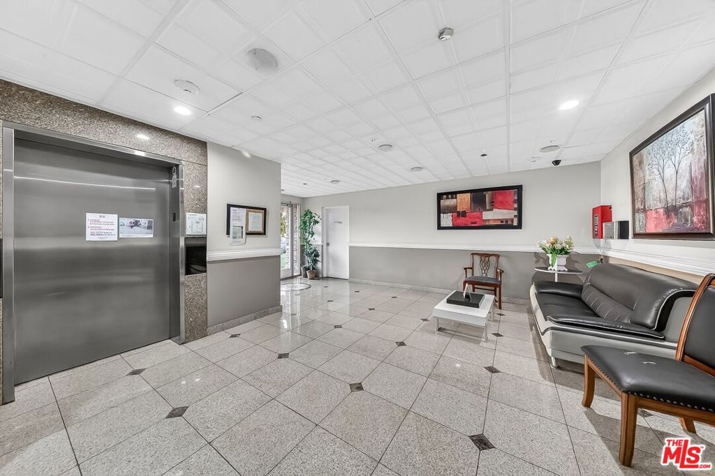 Photo of 1026 S Oxford Avenue #302, Los Angeles, CA 90006 (MLS # 26664697)