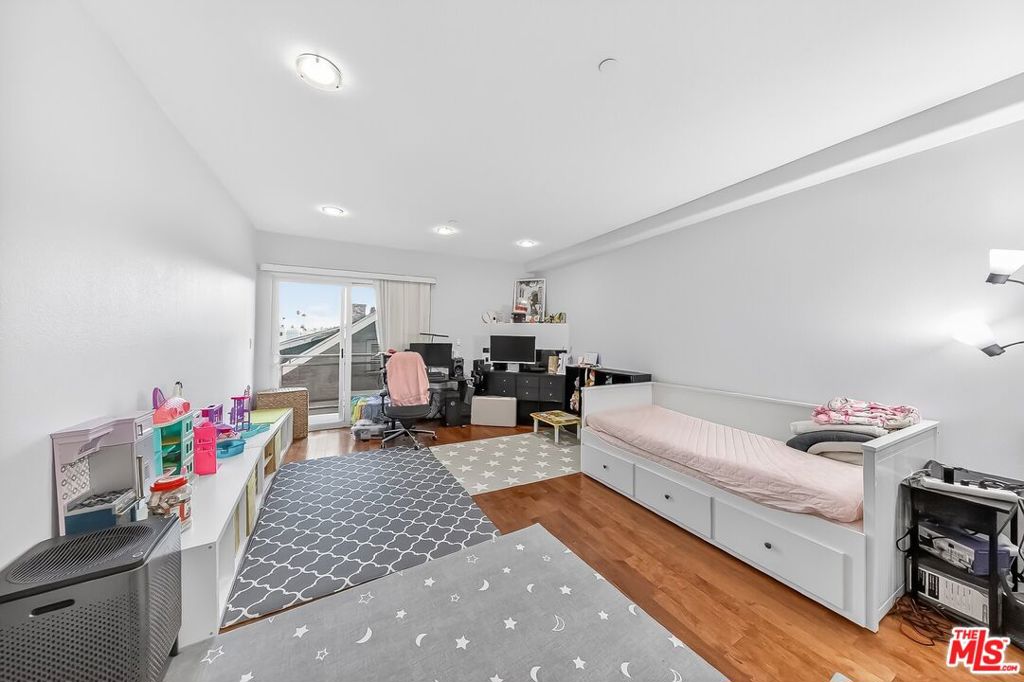 1026 S Oxford Avenue 302