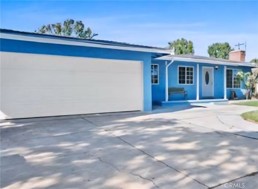 Charming 3 bedroom 1.5 bathroom home located on a beautiful tree-lined street in south Santa Ana. Home has laminate flooring and wall AC units in all the bedrooms. The kitchen has granite counter tops and refaced cabinets. There is an additional bonus room between the main house and the garage. Less than 3 miles away from Santa Ana College and South Coast Plaza.