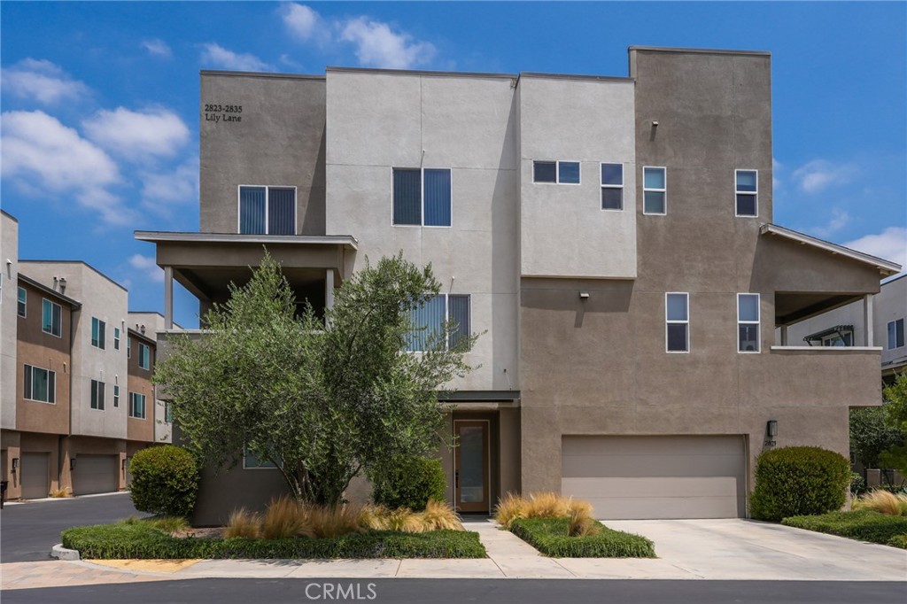 Modern Luxury Meets Prime Location in El Monte
Welcome to this highly upgraded tri-level townhome nestled in the heart of the San Gabriel Valley. Built in 2018, this stylish 2-bedroom, 2.5-bath home offers the perfect blend of comfort, efficiency, and convenience—ideal for first-time buyers or anyone seeking a modern lifestyle.
Step inside to discover a bright, spacious interior filled with natural light. The gourmet kitchen boasts quartz countertops, stainless steel appliances, and generous cabinet space—perfect for cooking and entertaining. Enjoy serene views from your private balcony or host guests in the open-concept living and dining areas.
This home also features a 2-car garage equipped with a NEMA 14-50 outlet, providing versatile charging for electric vehicles, adding a thoughtful touch for today's connected lifestyle. Located just minutes from schools, shopping, dining, and with easy access to downtown LA, this townhome truly has it all.
Don’t miss your chance to own a gem in one of El Monte’s most vibrant communities!