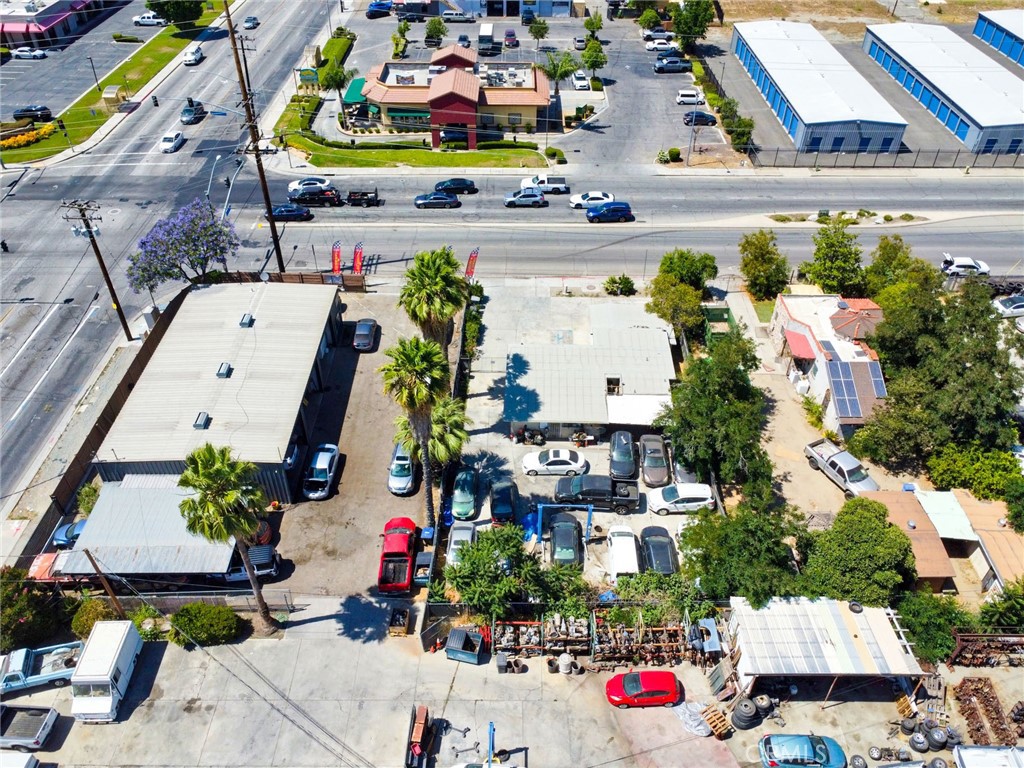 690 W Esplanade Avenue