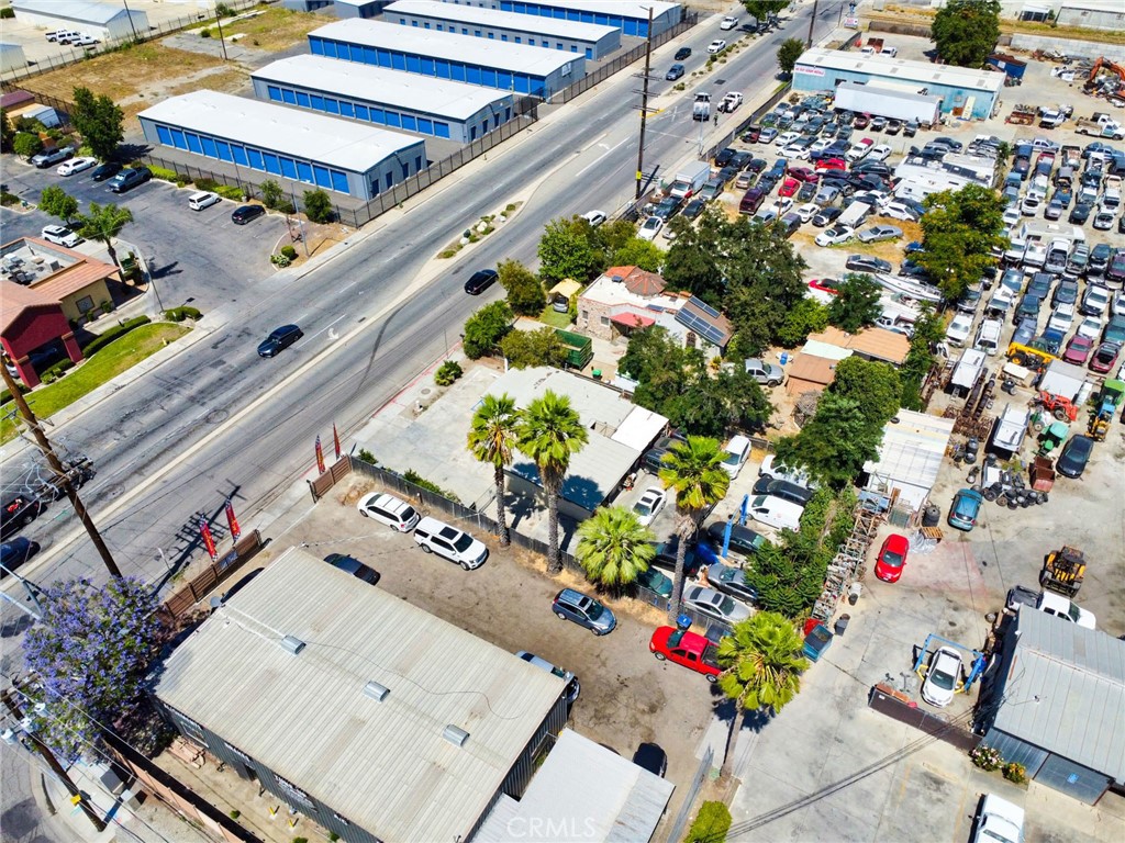 690 W Esplanade Avenue