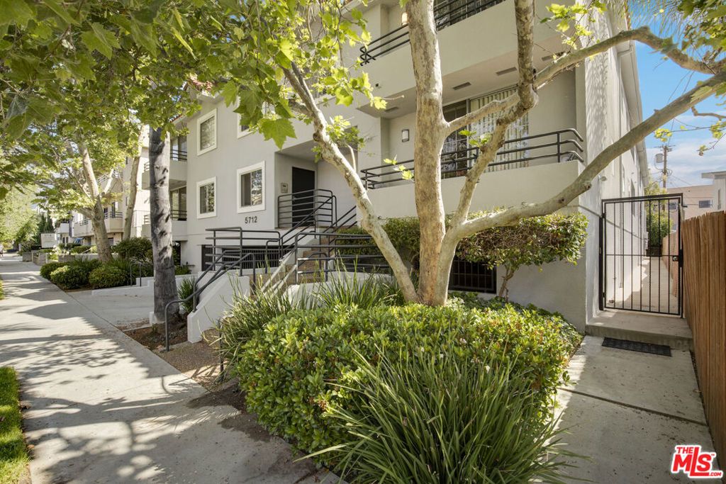 5712 Camellia Avenue
