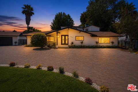 Photo of 22842 Hatteras Street, Woodland Hills, CA 91367 (MLS # 26841893)