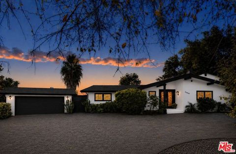 Photo of 22842 Hatteras Street, Woodland Hills, CA 91367 (MLS # 26841893)