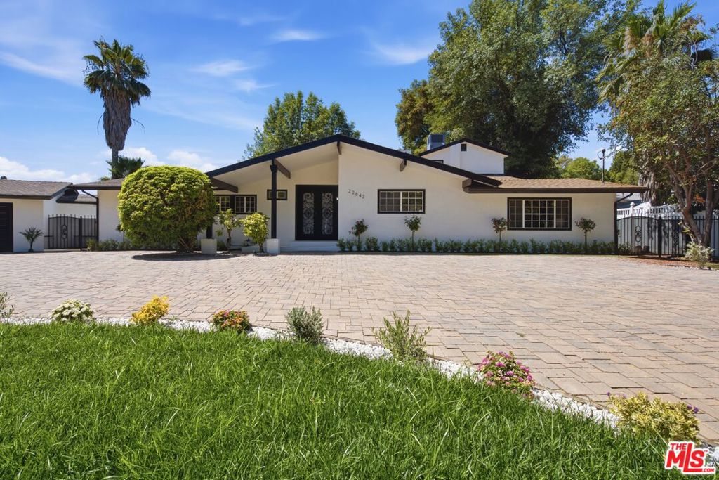 Photo of 22842 Hatteras Street, Woodland Hills, CA 91367 (MLS # 26841893)