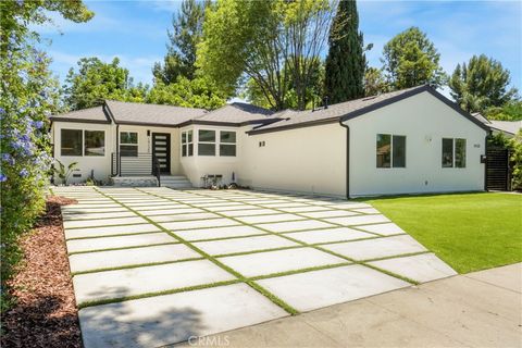 Photo of 19120 Bessemer, Tarzana, CA 91335 (MLS # GD26037433)