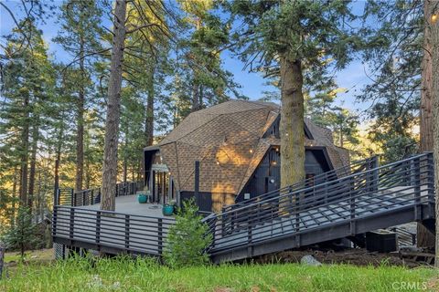 Photo of 1349 Valley View Way, Crestline, CA 92325 (MLS # OC26056631)