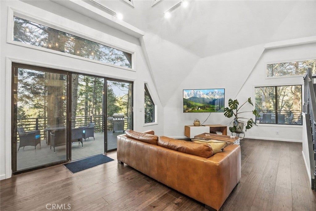 1349 Valley View