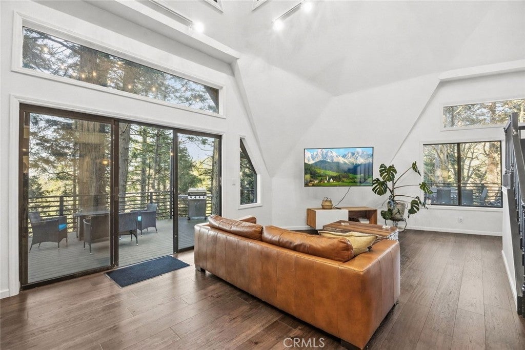 1349 Valley View