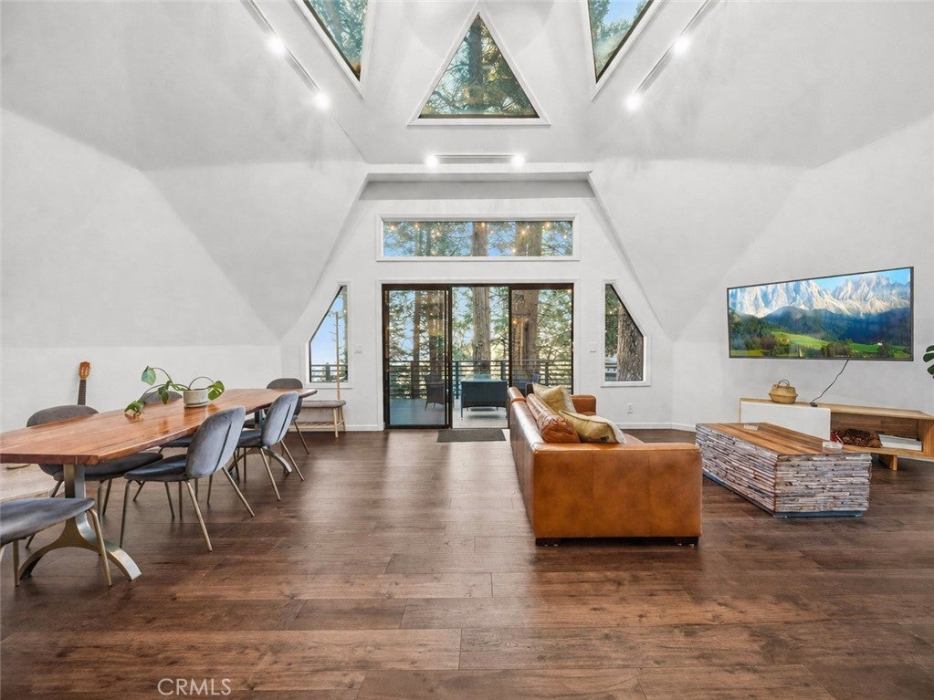1349 Valley View