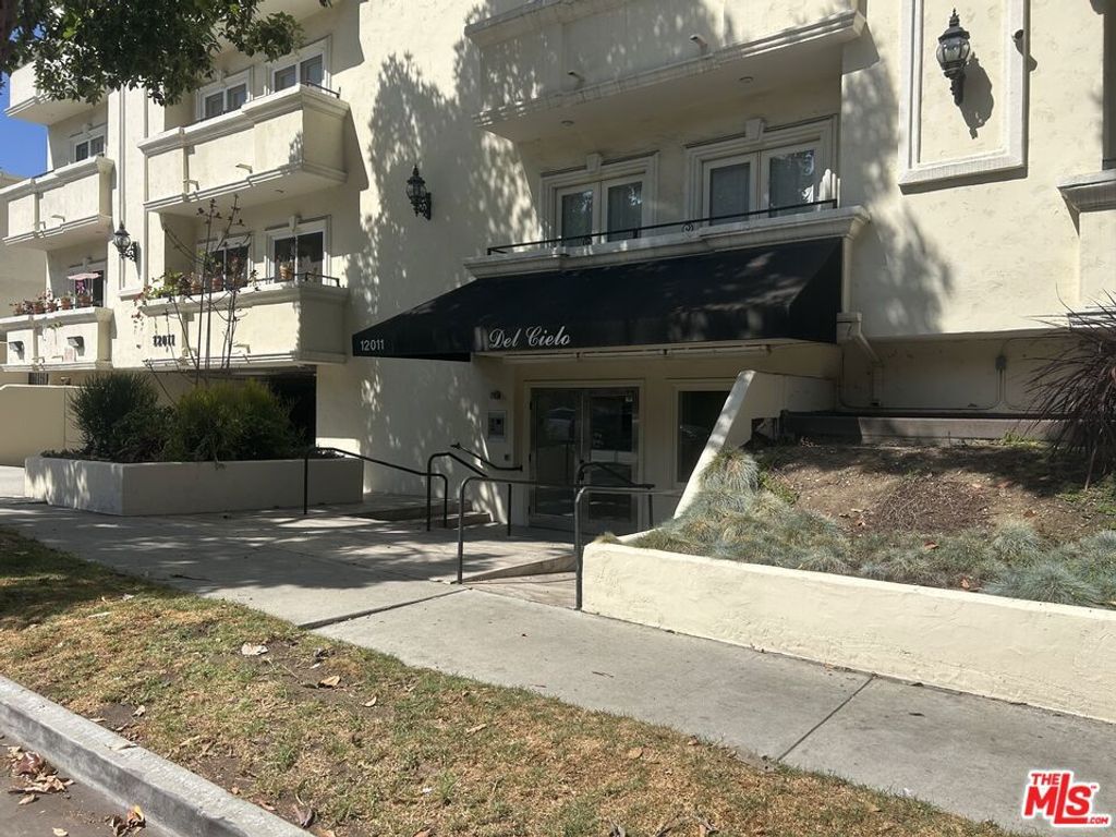 Photo of 12011 Goshen Avenue #301, Los Angeles, CA 90049 (MLS # 25599501)