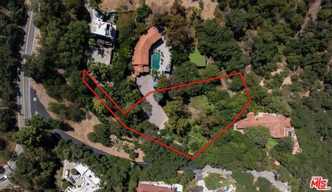 Photo of 13345 Mulholland Drive, Beverly Hills, CA 90210 (MLS # 25591609)