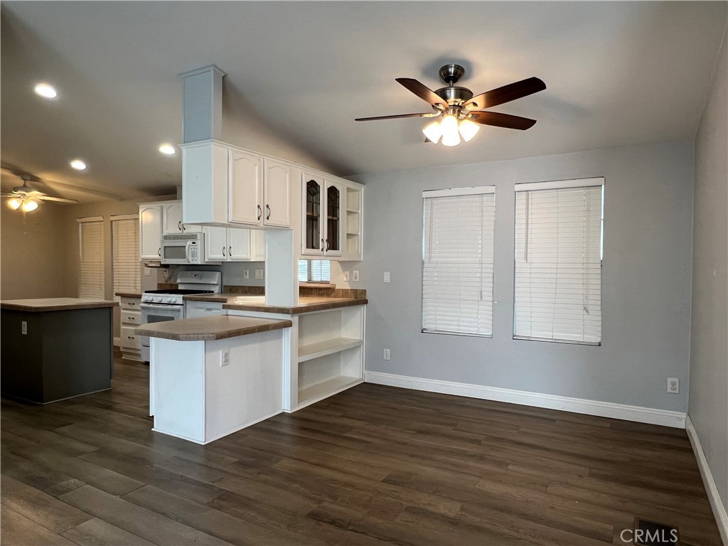 9080 Bloomfield Avenue 44