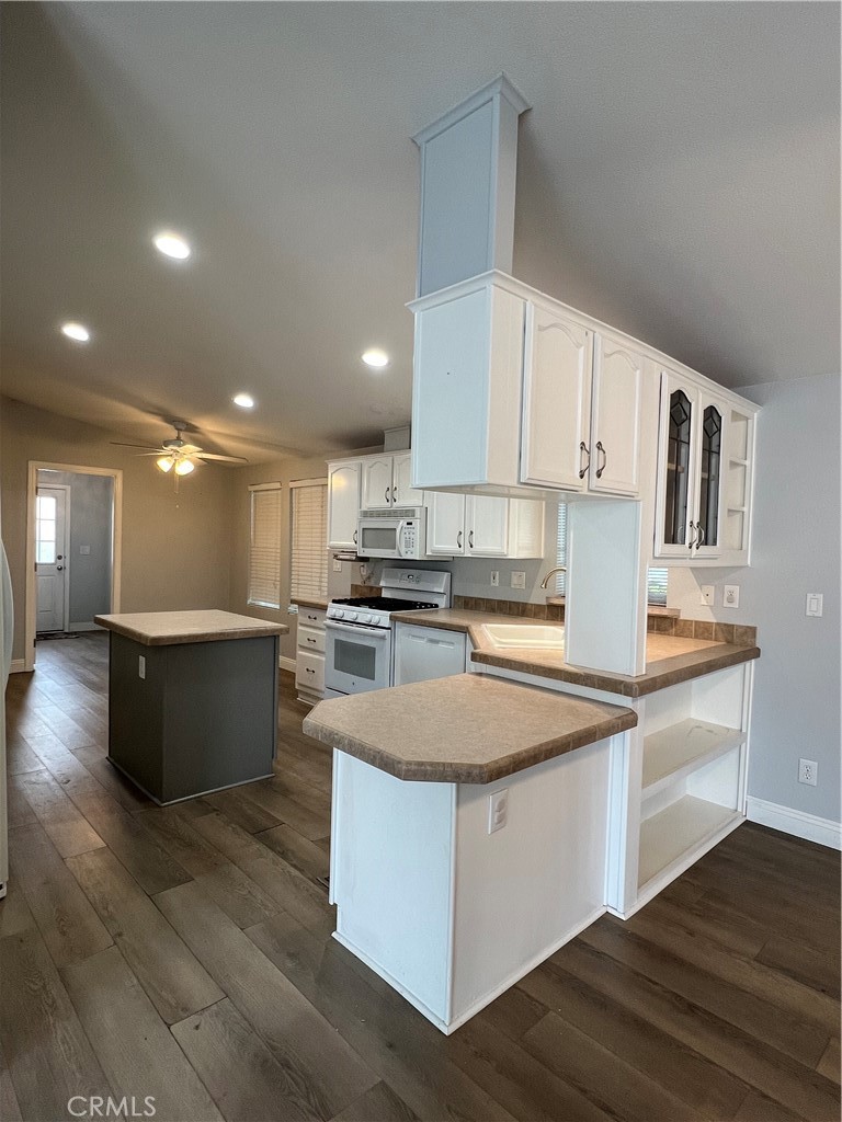 9080 Bloomfield Avenue 44