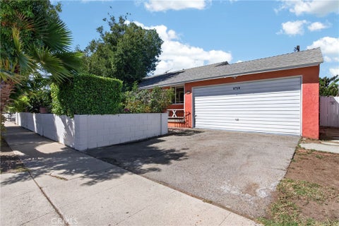 Photo of 8719 Sylmar AVE, Los Angeles, CA 91402 (MLS # SR26148520)