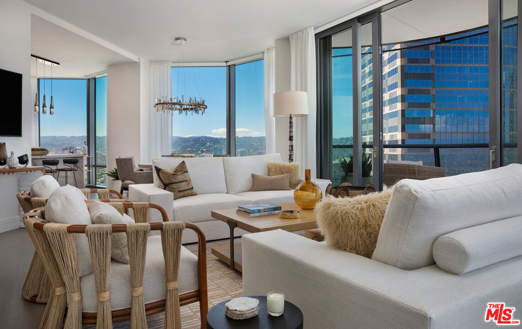 211 W Elm Court 26C