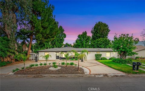 Photo of 22908 Leonora Dr, Woodland Hills, CA 91367 (MLS # SR26092472)