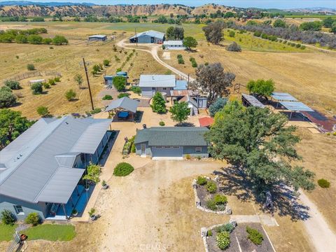 Photo of 7865 Airport RD, Paso Robles, CA 93446 (MLS # NS26107228)