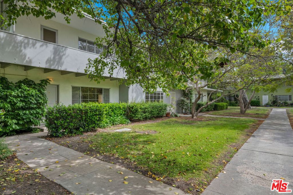 5506 Village Green