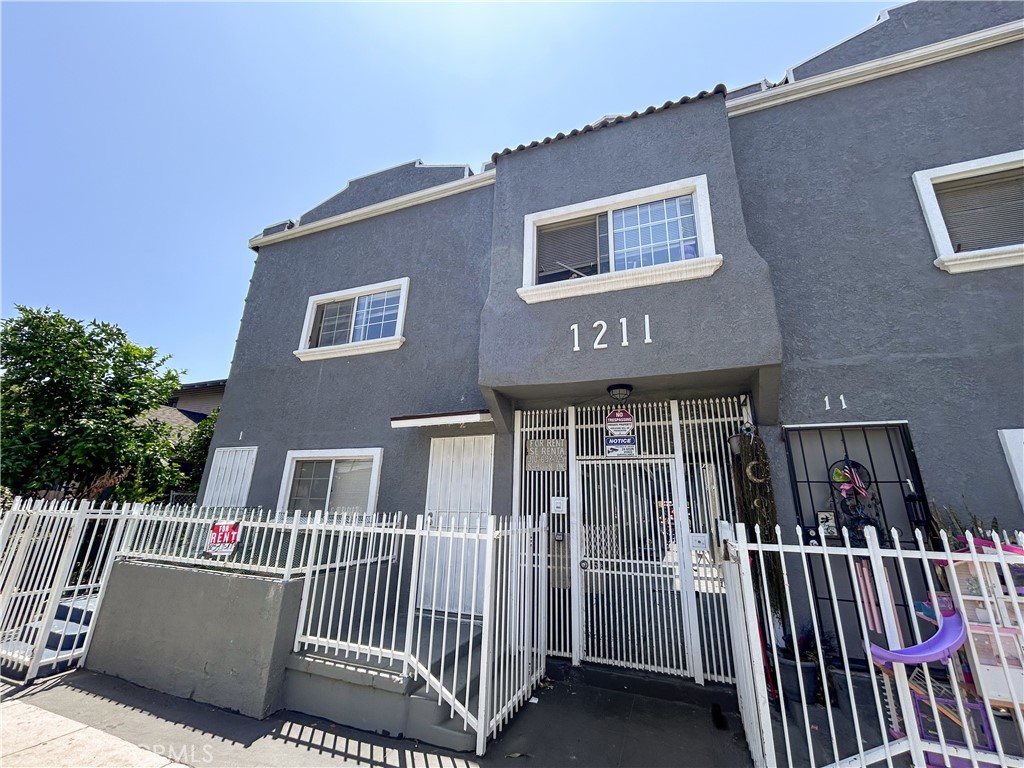 Spacious 3-bedroom, 1-bath apartment located in the heart of Long Beach. This well-maintained unit offers bright and comfortable living spaces, including a functional kitchen with dining area and ample natural light throughout. Conveniently situated near shopping, dining, public transportation, and just minutes from the beach and popular attractions.
Key features:
3 bedrooms with great natural light
1 full bathroom
Open kitchen with dining space
Centrally located near major amenities
Close to the ocean, parks, and local entertainment
Ready for immediate move-in.