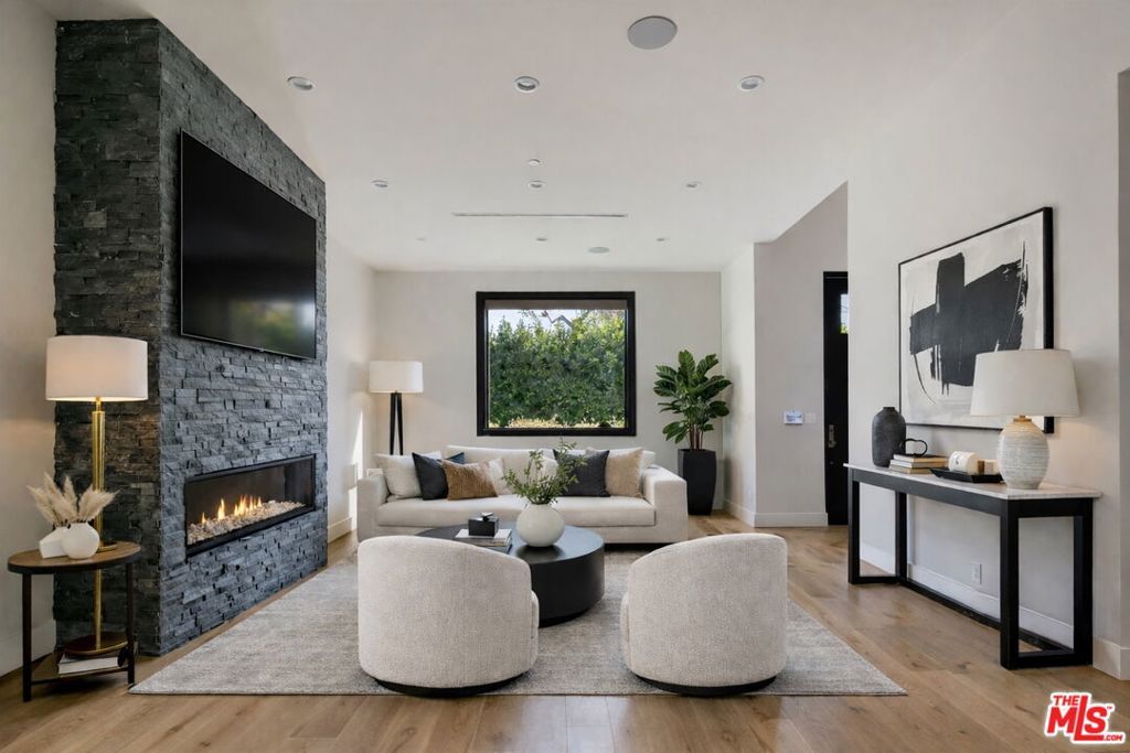 Photo of 123 S Kilkea Drive, Los Angeles, CA 90048 (MLS # 26643345)