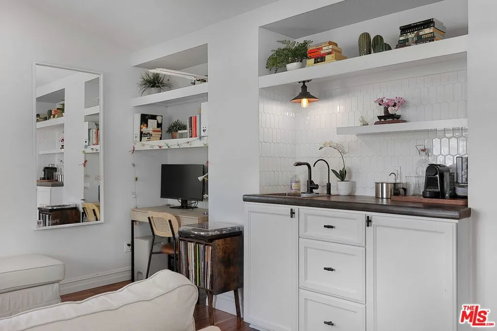 Thousand Oaks, California 91320, United States, 4 Bedrooms Bedrooms, ,3 BathroomsBathrooms,Residential,Active,210739