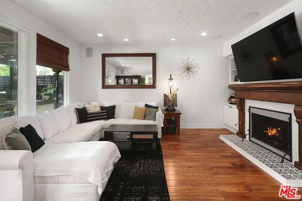 Thousand Oaks, California 91320, United States, 4 Bedrooms Bedrooms, ,3 BathroomsBathrooms,Residential,Active,210739