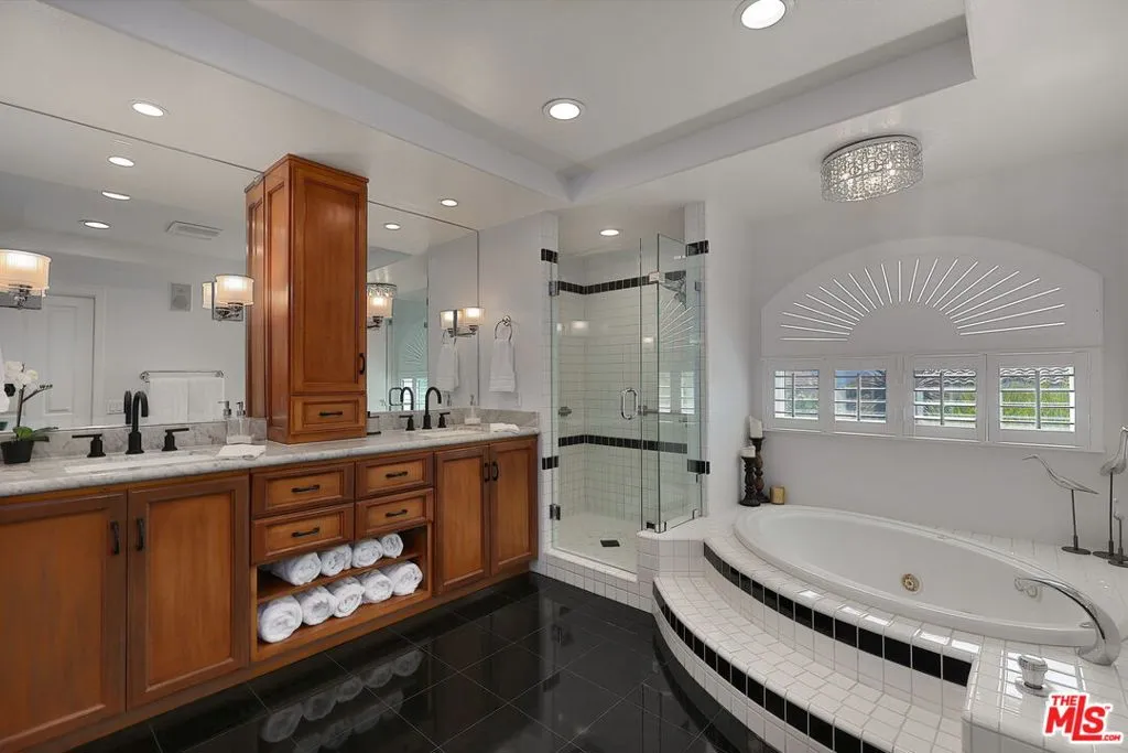 Thousand Oaks, California 91320, United States, 4 Bedrooms Bedrooms, ,3 BathroomsBathrooms,Residential,Active,210739