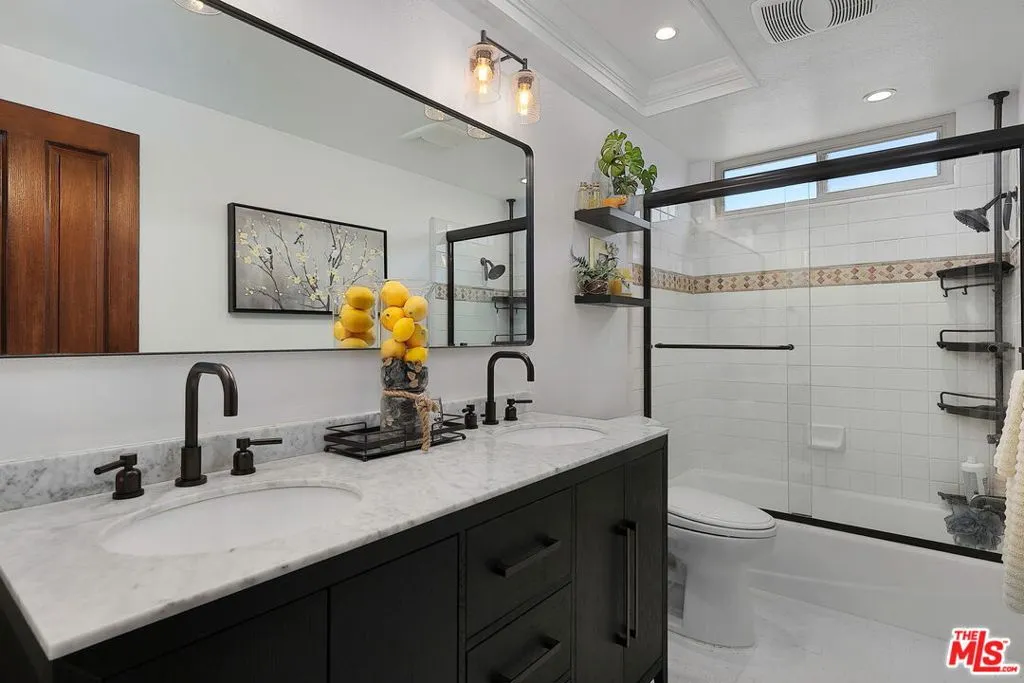 Thousand Oaks, California 91320, United States, 4 Bedrooms Bedrooms, ,3 BathroomsBathrooms,Residential,Active,210739